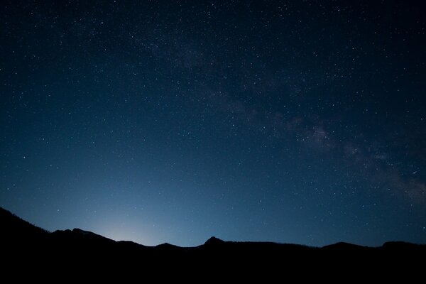 Paisaje nocturno en las montañas oscuras