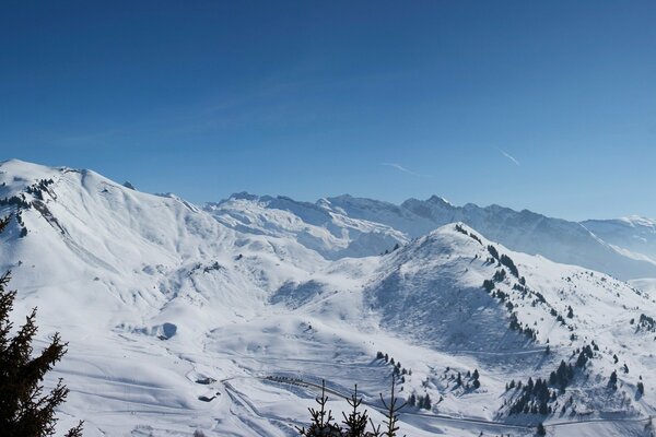 Montagne innevate contro il cielo invernale