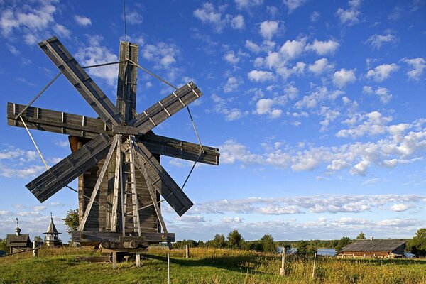 Antiguo molino cerca del lago Onega