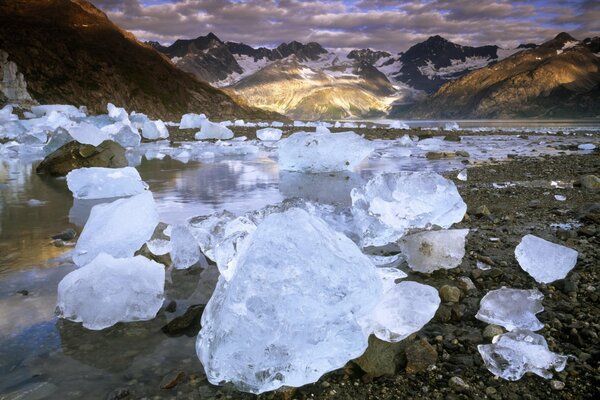 Pezzi di ghiaccio all orizzonte vicino alla montagna