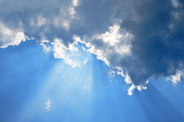 Rayos de sol a través de nubes rizadas