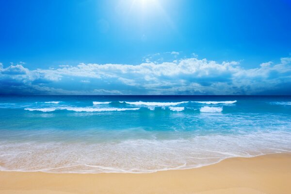 Plage, vagues de la mer et ciel lumineux