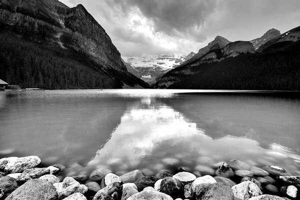 Insediamento nelle montagne nascosto da tutto il mondo dietro il lago