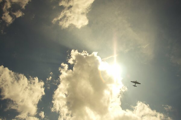 Aereo sul cielo blu con le nuvole