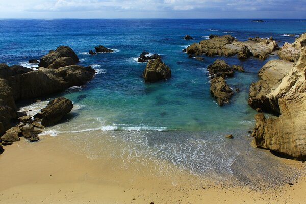 Costa rocciosa. Immagine del mare