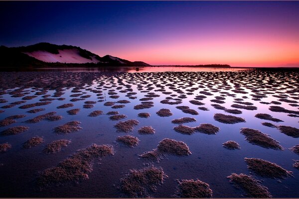 Bellissimo tramonto sul mare in montagna