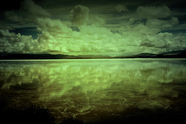 Nuages verdâtres se reflètent dans le lac