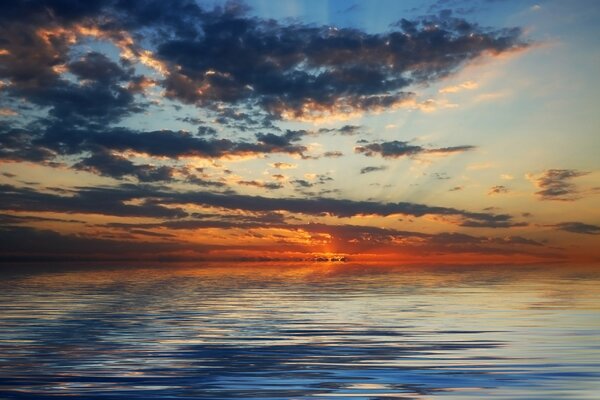 En el horizonte, el amanecer de las nubes sobre el océano