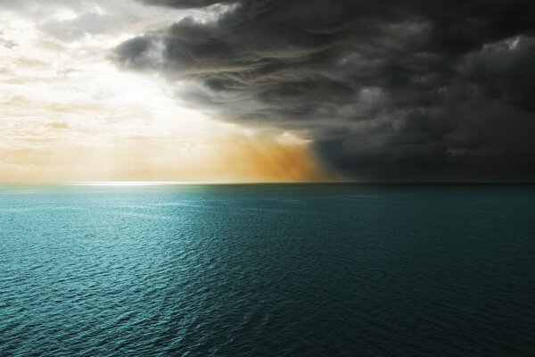 Esperando una tormenta en el mar azul