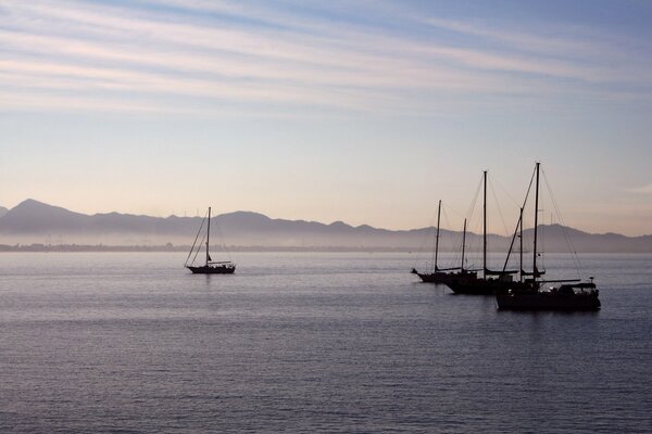 Mattina al mare. Yacht sull acqua