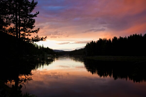 Eine naturnahe Nachtlandschaft mit Wasserblitzen und Sonnenuntergang