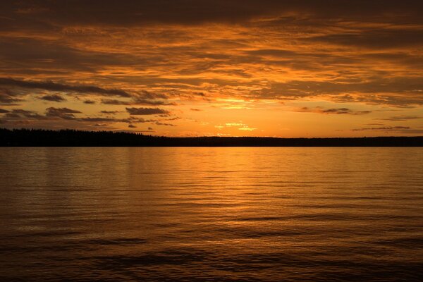 Naranja puesta de sol en la costa del mar