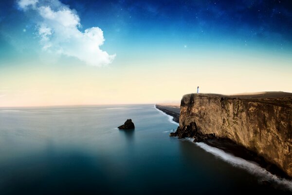 Paysage avec la mer apaisante et les rochers