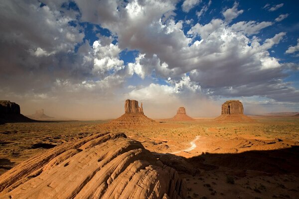 Desiertos de piedra bajo densas nubes