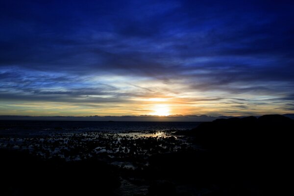 A sunny sunset. Seashore