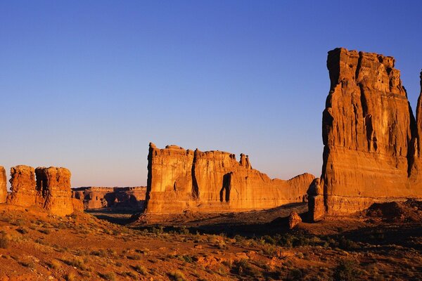 Rocce del deserto e cielo blu