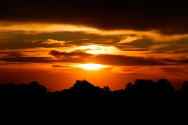 Ein faszinierender Sonnenuntergang. Silhouetten am Himmel