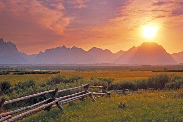 Hermoso paisaje al atardecer