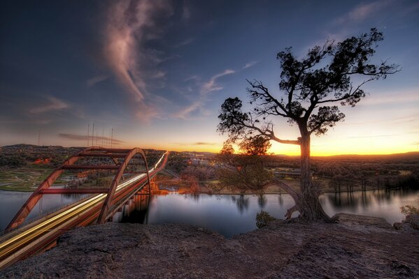 Puente sobre el río al atardecer en Austin