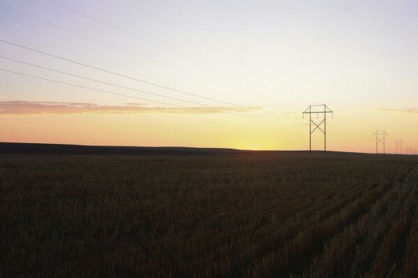 Campo con postes contra el cielo