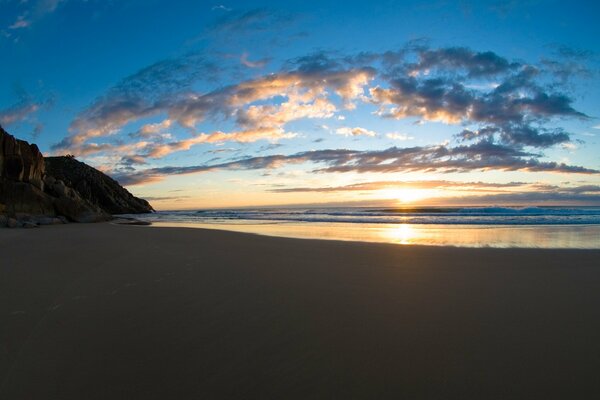 Coucher de soleil sur la plage magnifique ciel au-dessus de la mer