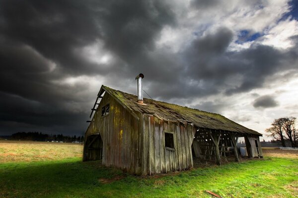 Ein altes Haus unter einer düsteren Wolke