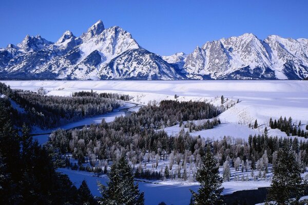 Montagnes couvertes de neige blanche