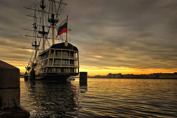 Barco en la mano de San Petersburgo