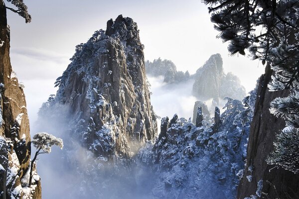 Roches enneigées dans les montagnes de Chine