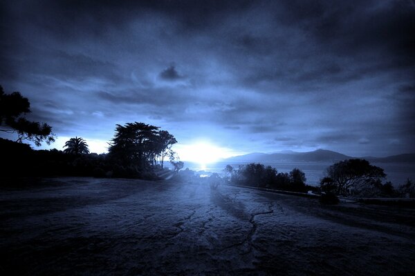 Fondo de pantalla con vista nocturna de la montaña