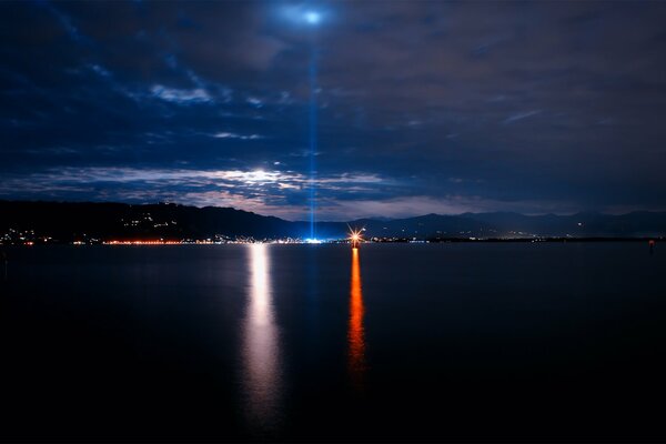 La luce del faro proviene dalla costa