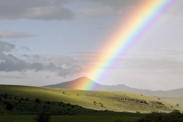 Arc-en-ciel sur les champs en origon