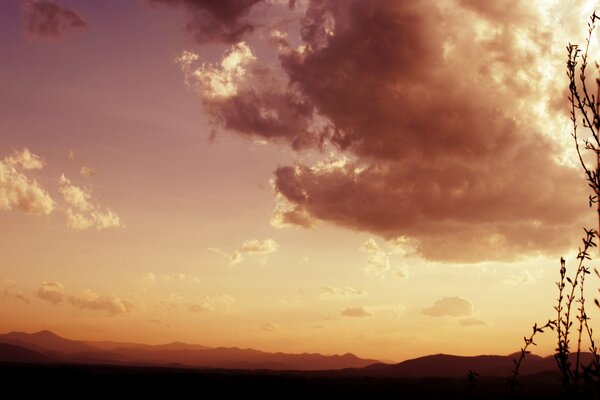 Flauschige Wolke am Himmel