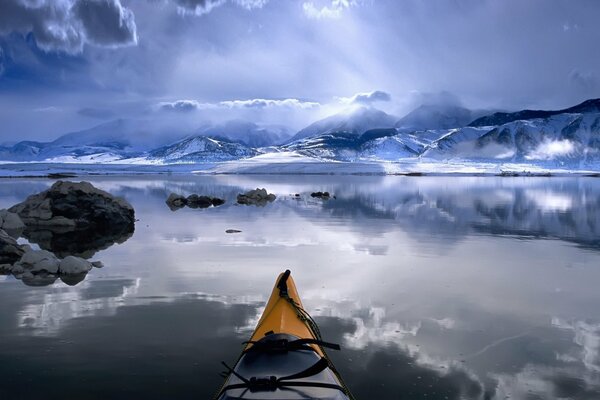 Un enorme río de montaña en la nieve en el horizonte