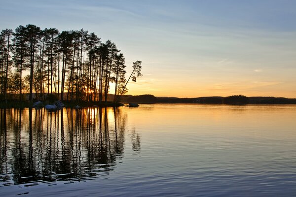 Nacht Sonnenuntergang im fabelhaften Schweden