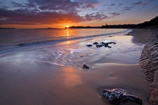 Brillante puesta de sol en Auckland