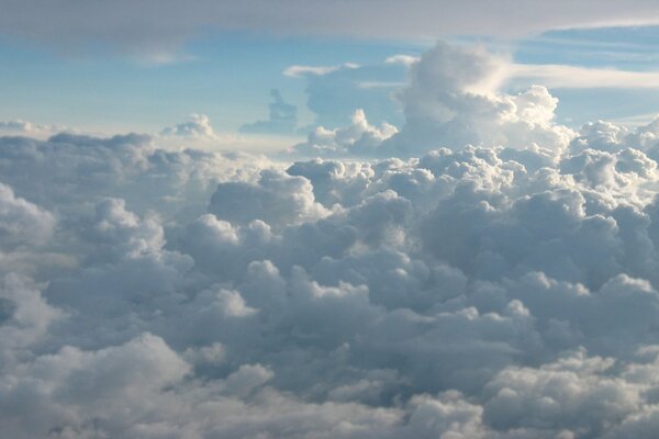 Nubes de aire en el cielo azul