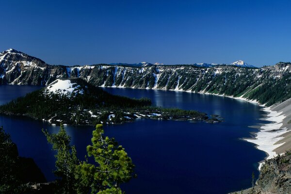 Îlot de verdure au centre d un immense lac