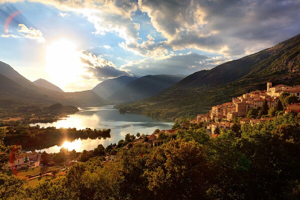 Città solitaria tra acqua e montagne