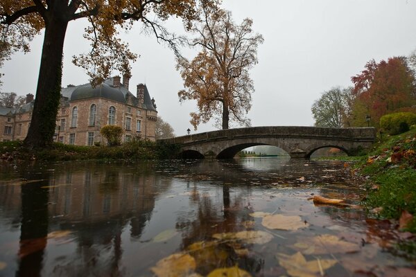 Steinbrücke auf einem Teich in einem englischen Anwesen