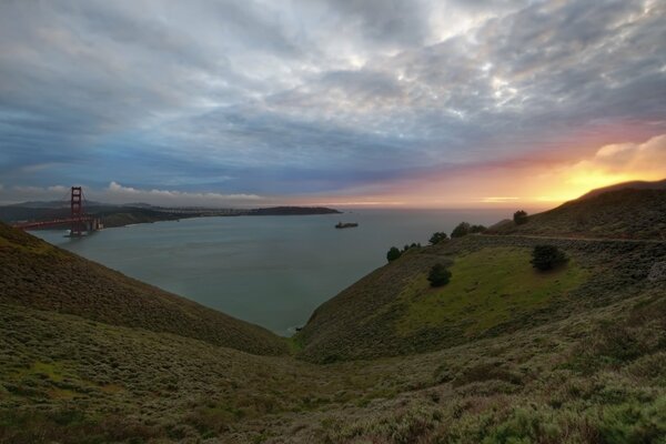 Coucher de soleil romantique sur la descente vers l océan