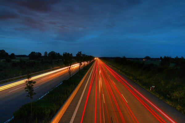 Luces brillantes de las carreteras nocturnas