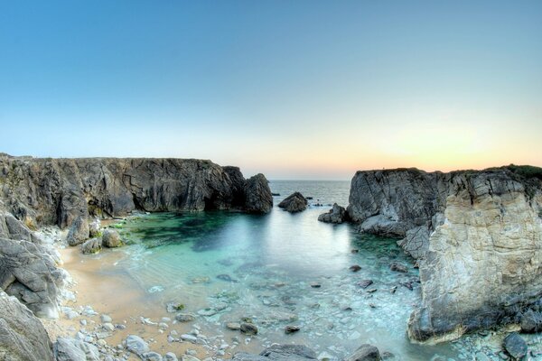 Пляж и скалы полуострова quiberon во франции