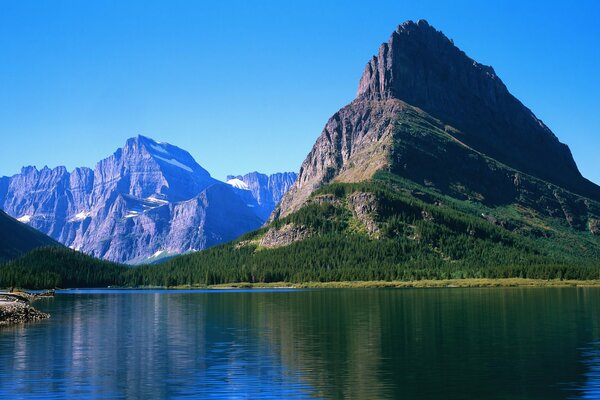 Lago di montagna che riflette il cielo