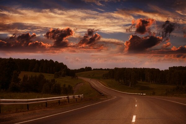 El camino con el cielo carmesí y el horizonte visible