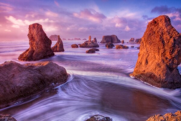 Mer avec de grandes falaises, mer lilas