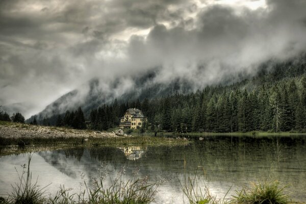 Casetta nella foresta sul lago