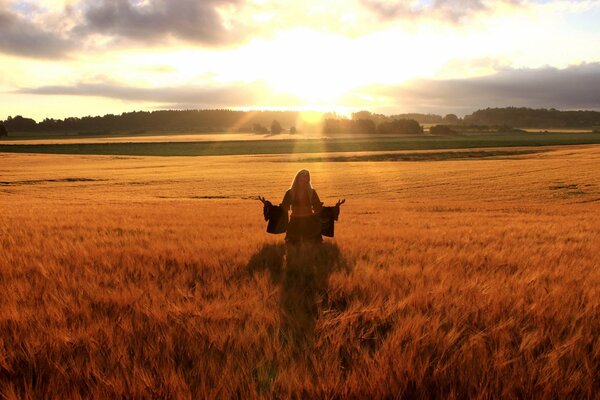 Foto de una niña en un campo en el horizonte