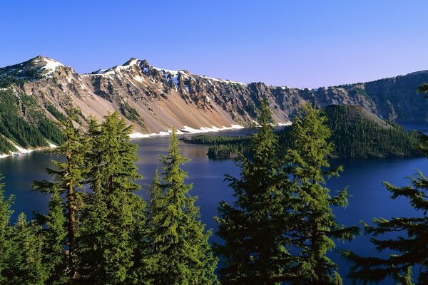 Hermosa vista del lago y las montañas