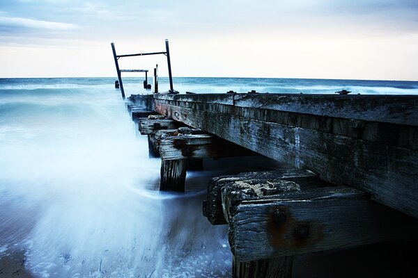 Alter Pier bei bewölktem Wetter